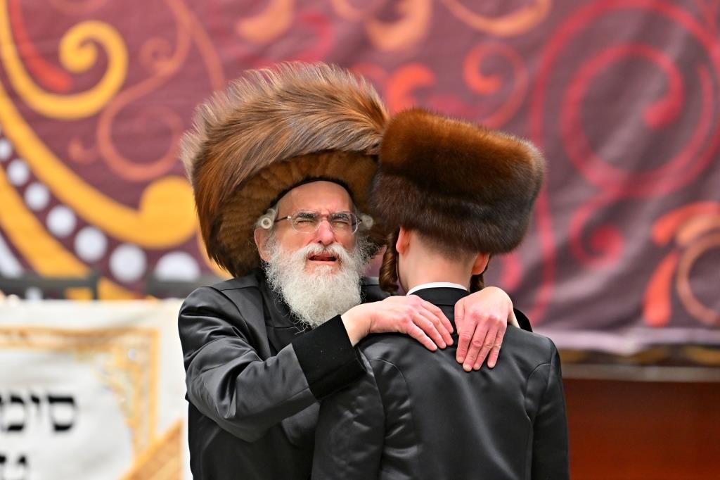 האדמו"ר מויזניץ בטיש לחיים לאחר התפילה