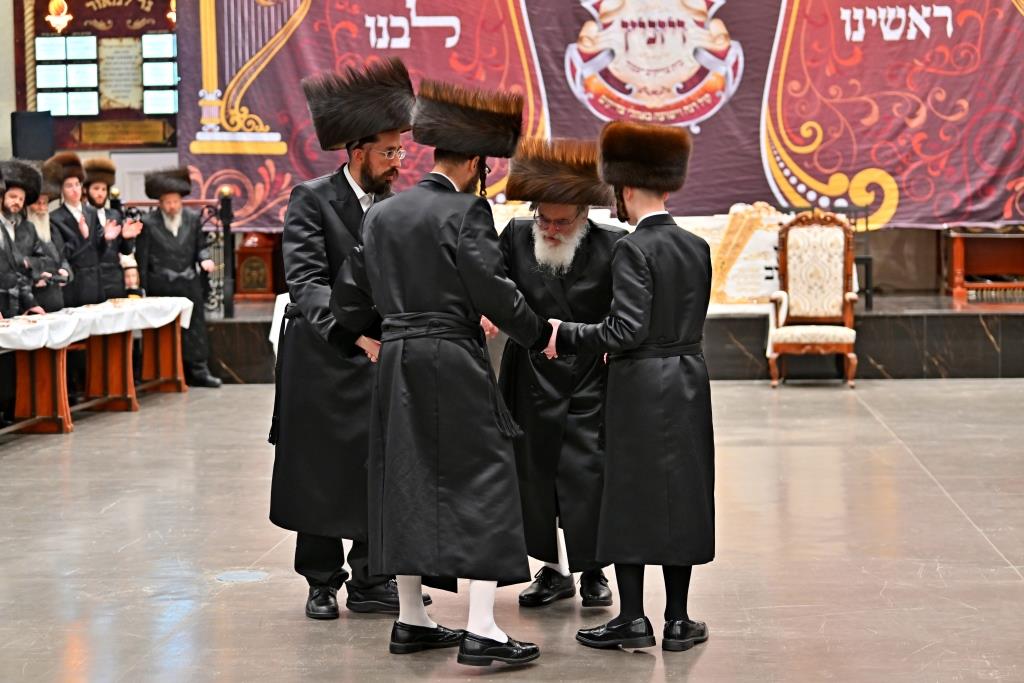 האדמו"ר מויזניץ בטיש לחיים לאחר התפילה