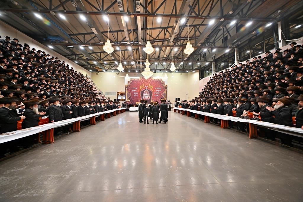 האדמו"ר מויזניץ בטיש לחיים לאחר התפילה