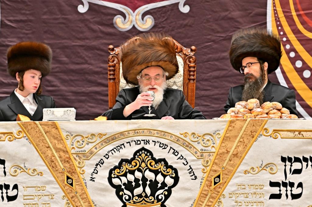 האדמו"ר מויזניץ בטיש לחיים לאחר התפילה