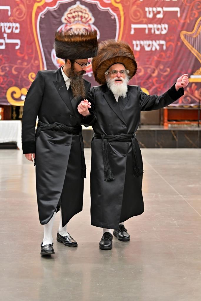 האדמו"ר מויזניץ בטיש לחיים לאחר התפילה