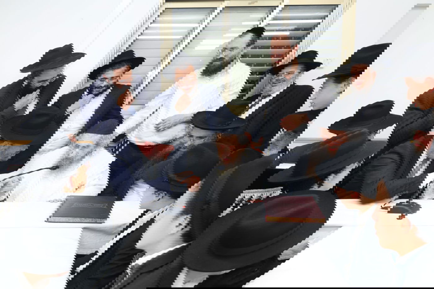 ילדי חניכי הישיבות אצל הגר"ד לנדו