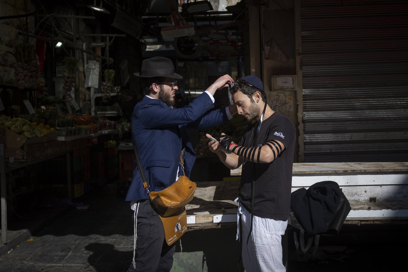 מניחים תפילין בשוק מחנה יהודה