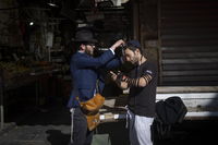 מניחים תפילין בשוק מחנה יהודה