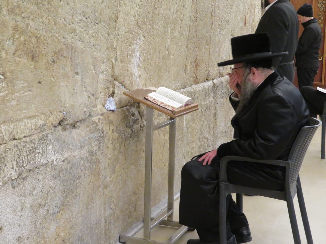 האדמו"ר מביאלה בית שמש בתפילה בכותל המערבי