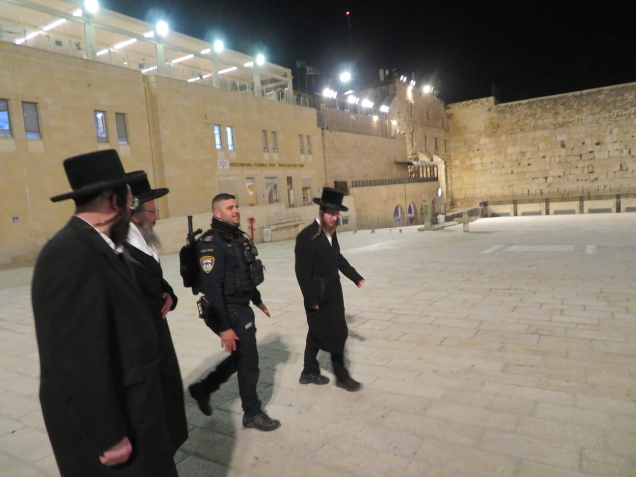 האדמו"ר מביאלה בית שמש בתפילה בכותל המערבי