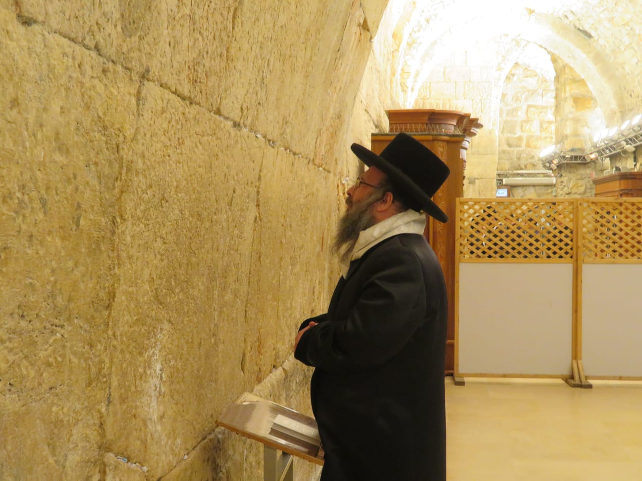 האדמו"ר מביאלה בית שמש בתפילה בכותל המערבי