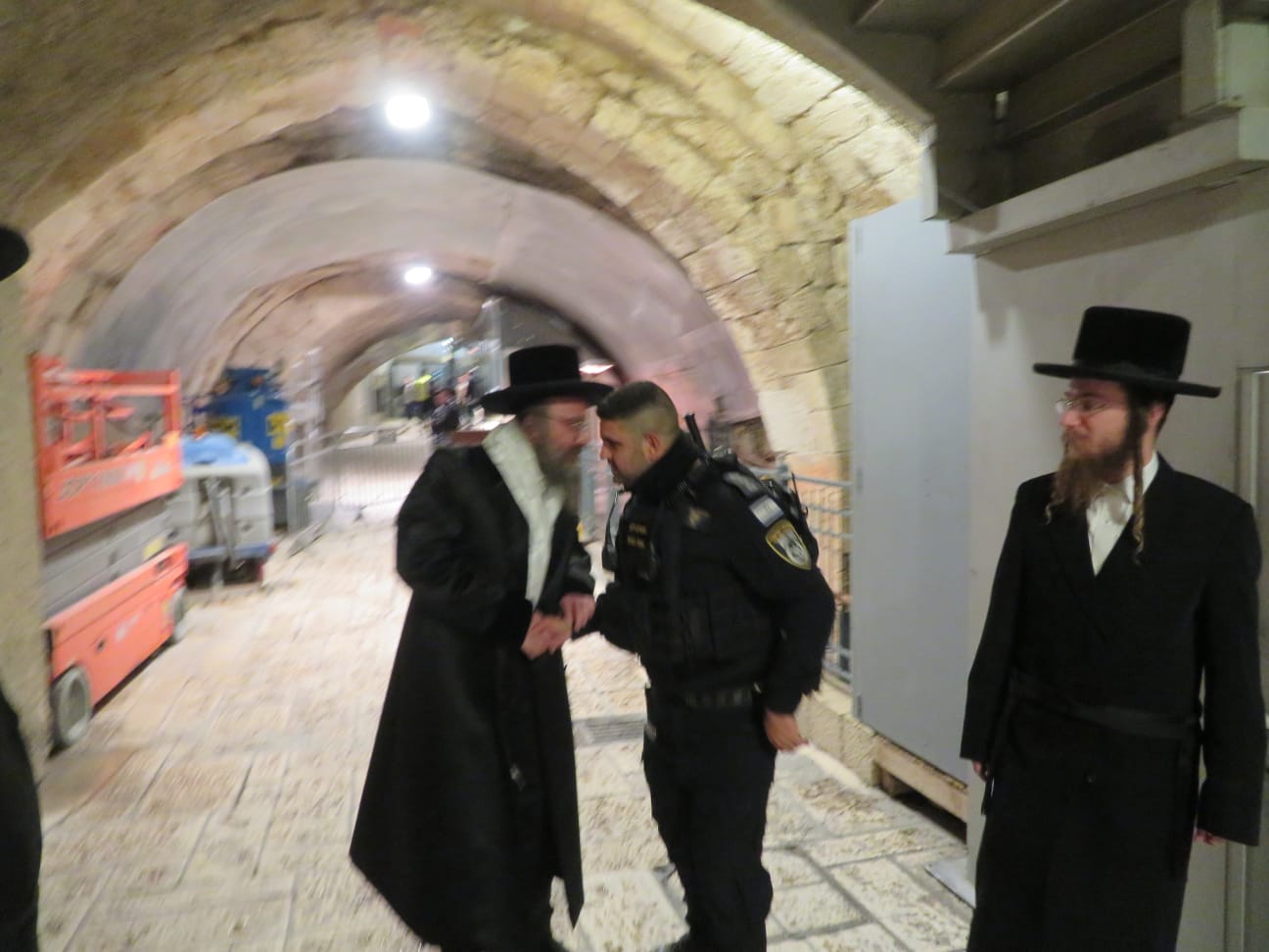 האדמו"ר מביאלה בית שמש בתפילה בכותל המערבי