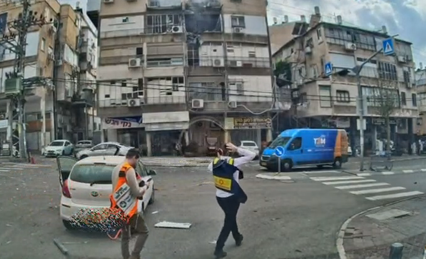 הרגעים הראשונים אחרי הנפילה בבני ברק