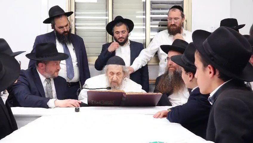 הגר"ד לנדו בוחן את התלמידים