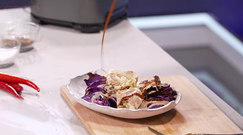 הסלט המנצח לשבת: כרוב צלוי בטחינה וסילאן של מורן פינטו - צפו