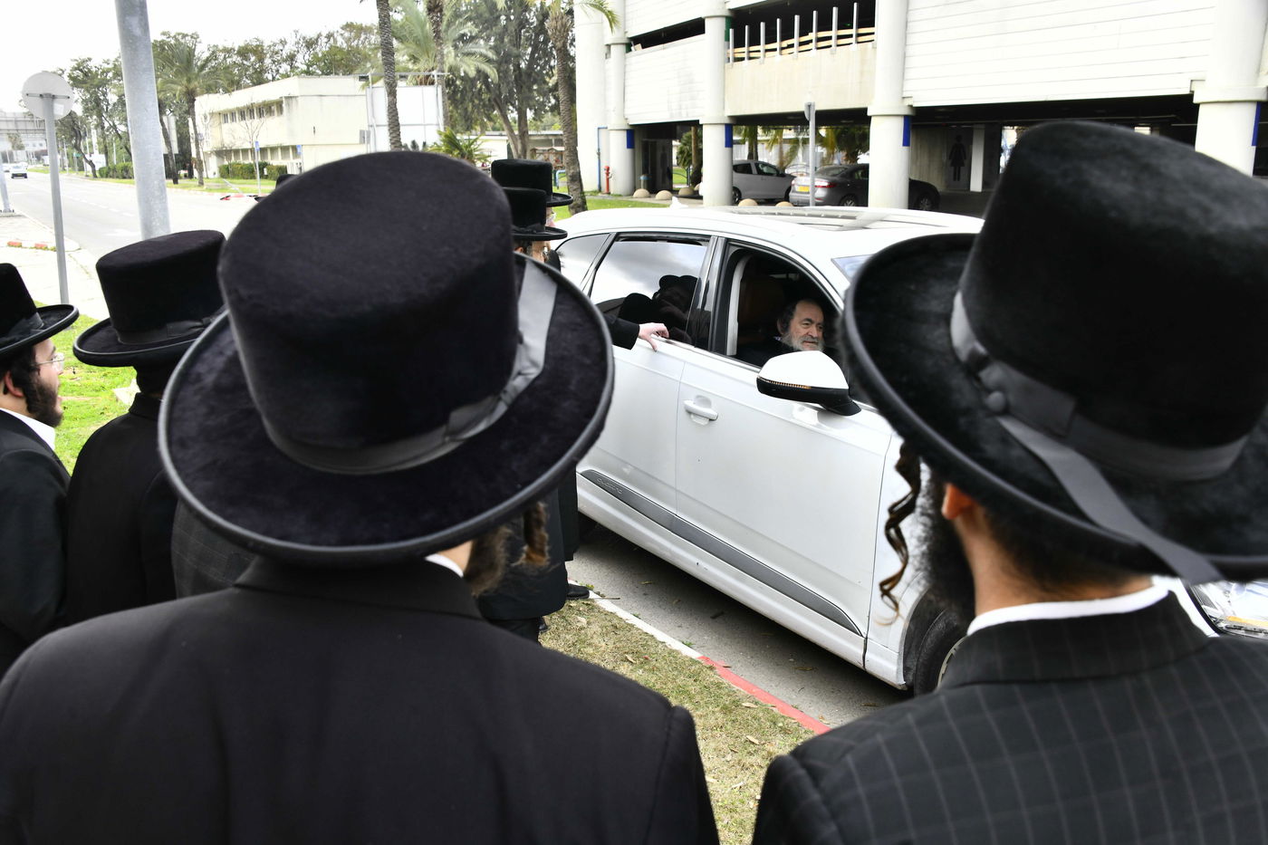 האדמו"ר מויז'ניץ בשדה התעופה בדרך לגרמניה