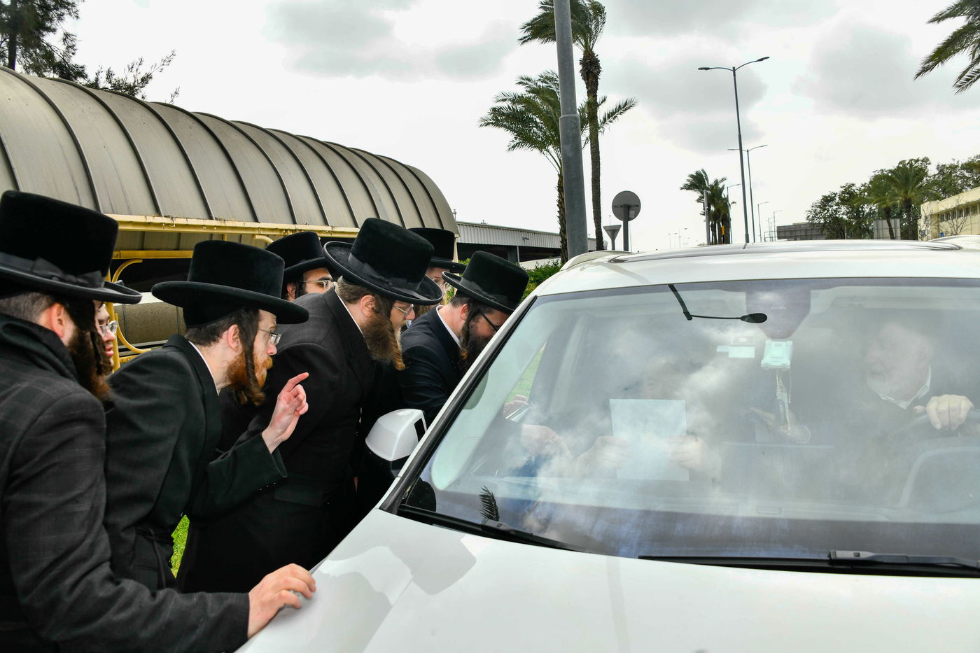 האדמו"ר מויז'ניץ בשדה התעופה בדרך לגרמניה