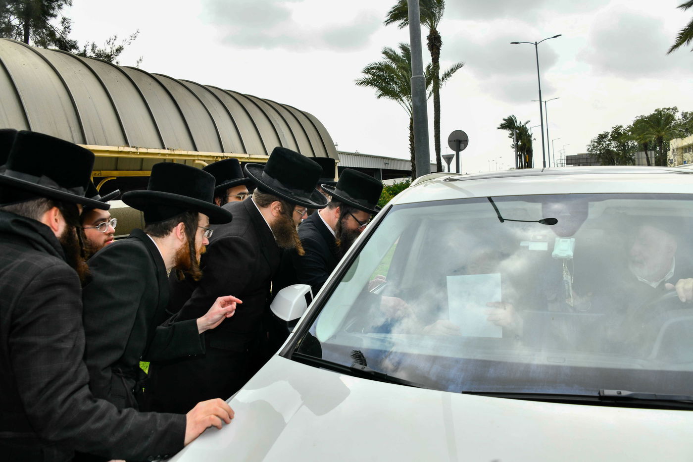 האדמו"ר מויז'ניץ בשדה התעופה בדרך לגרמניה