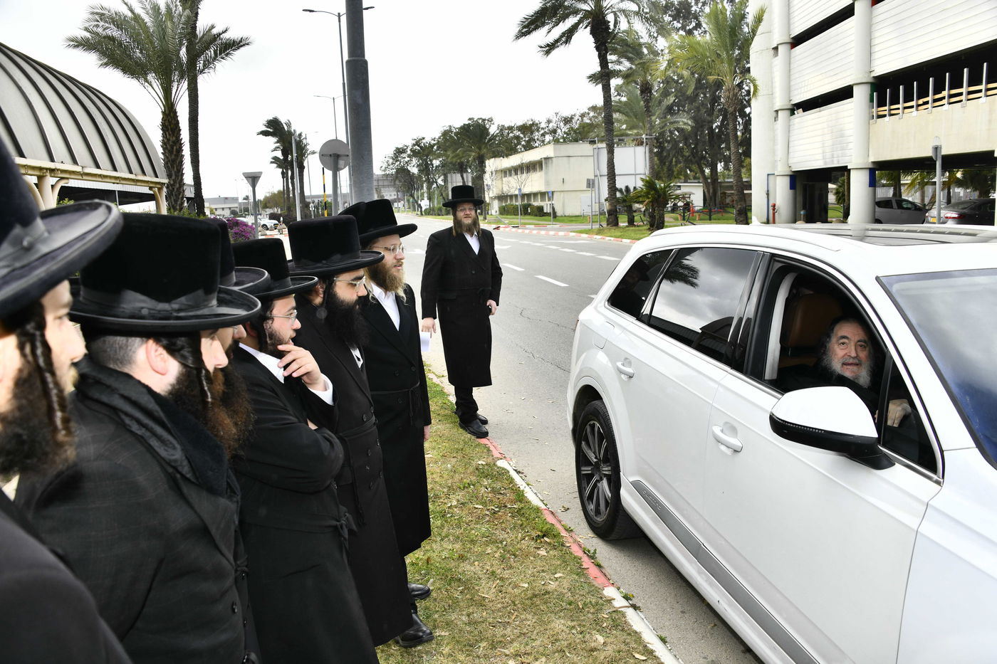האדמו"ר מויז'ניץ בשדה התעופה בדרך לגרמניה