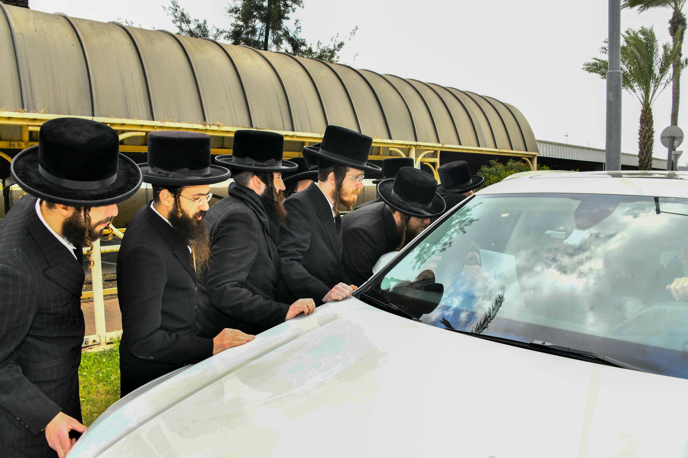 האדמו"ר מויז'ניץ בשדה התעופה בדרך לגרמניה