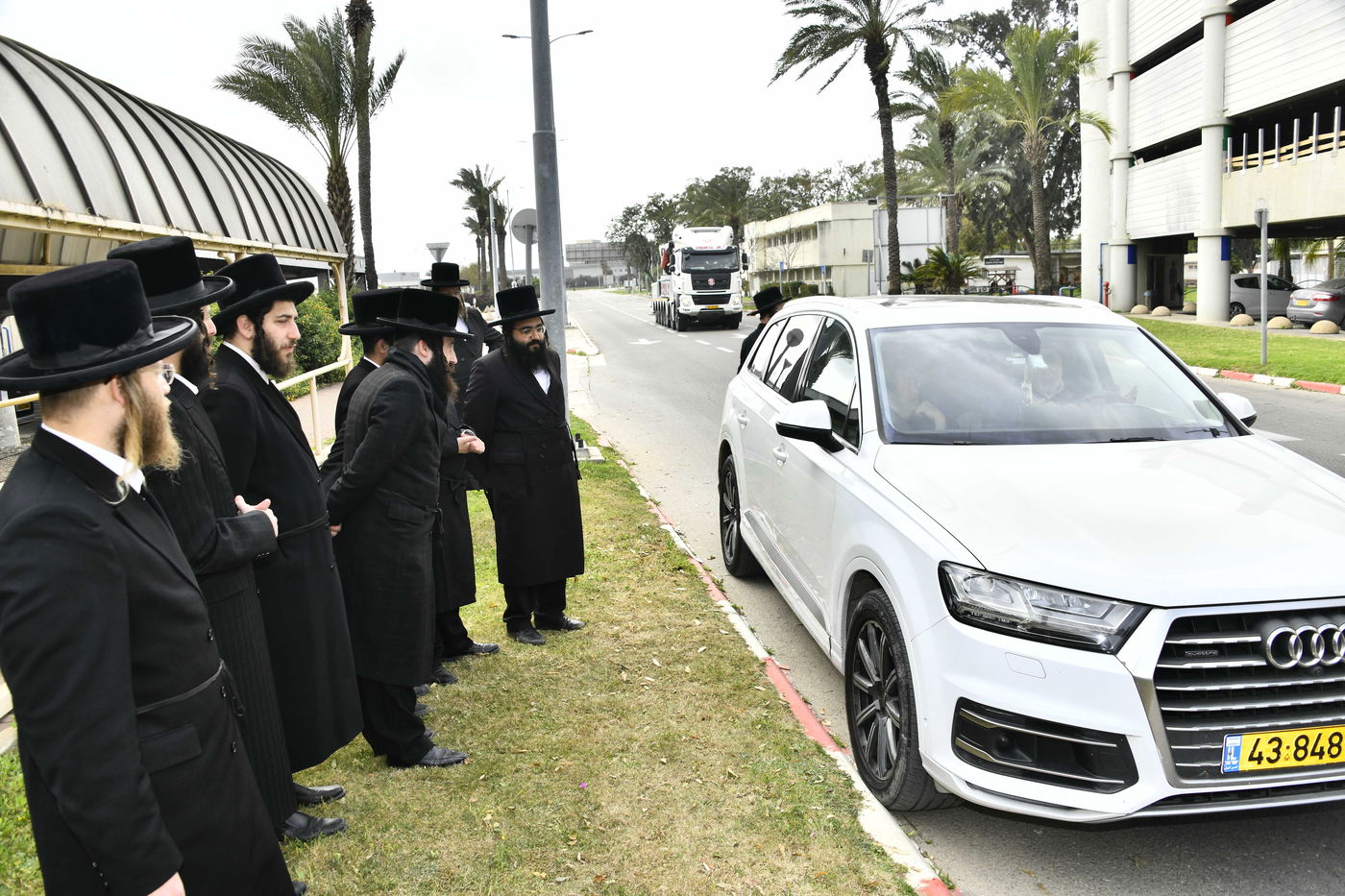 האדמו"ר מויז'ניץ בשדה התעופה בדרך לגרמניה