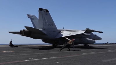 בדרך לאיראן: המראות ונחיתות מטוסי הקרב מנושאת המטוסים | תיעוד מרהיב