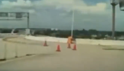 תיעוד מפחיד: טסלה מסתבכת לאחר שרכב כמעט דרדר אם ותינוקת אל התהום 