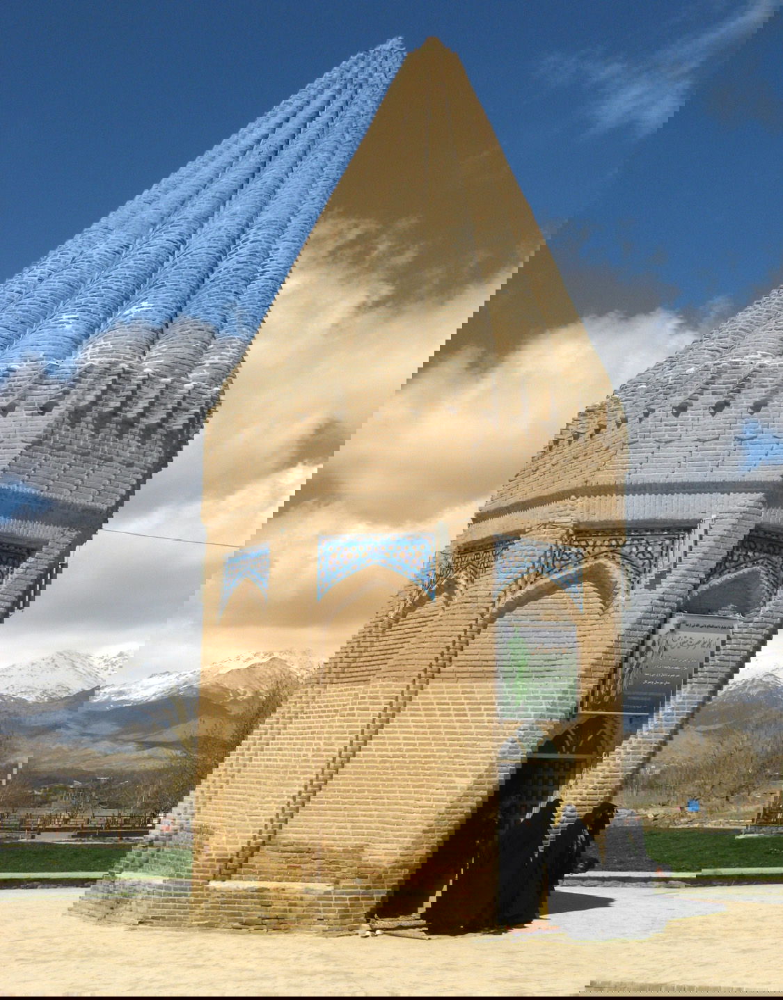 המאוזוליאום בעיר טויסרקאן המיוחס לקבר חבקוק הנביא