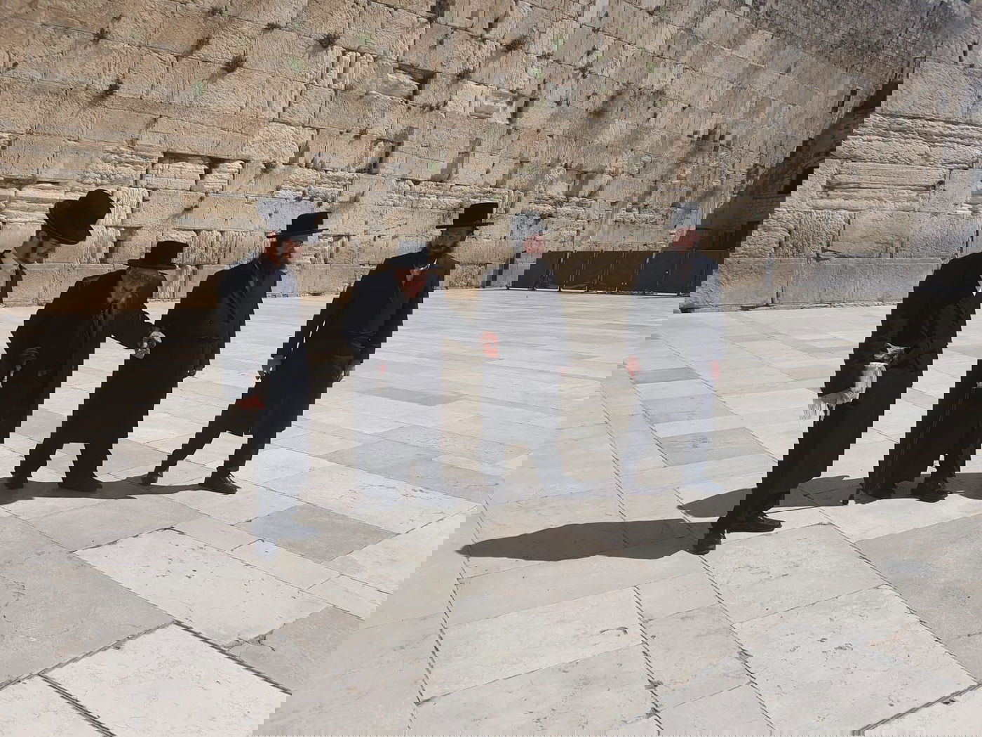 האדמו"ר מקופיטשניץ ברחבת הכותל המערבי