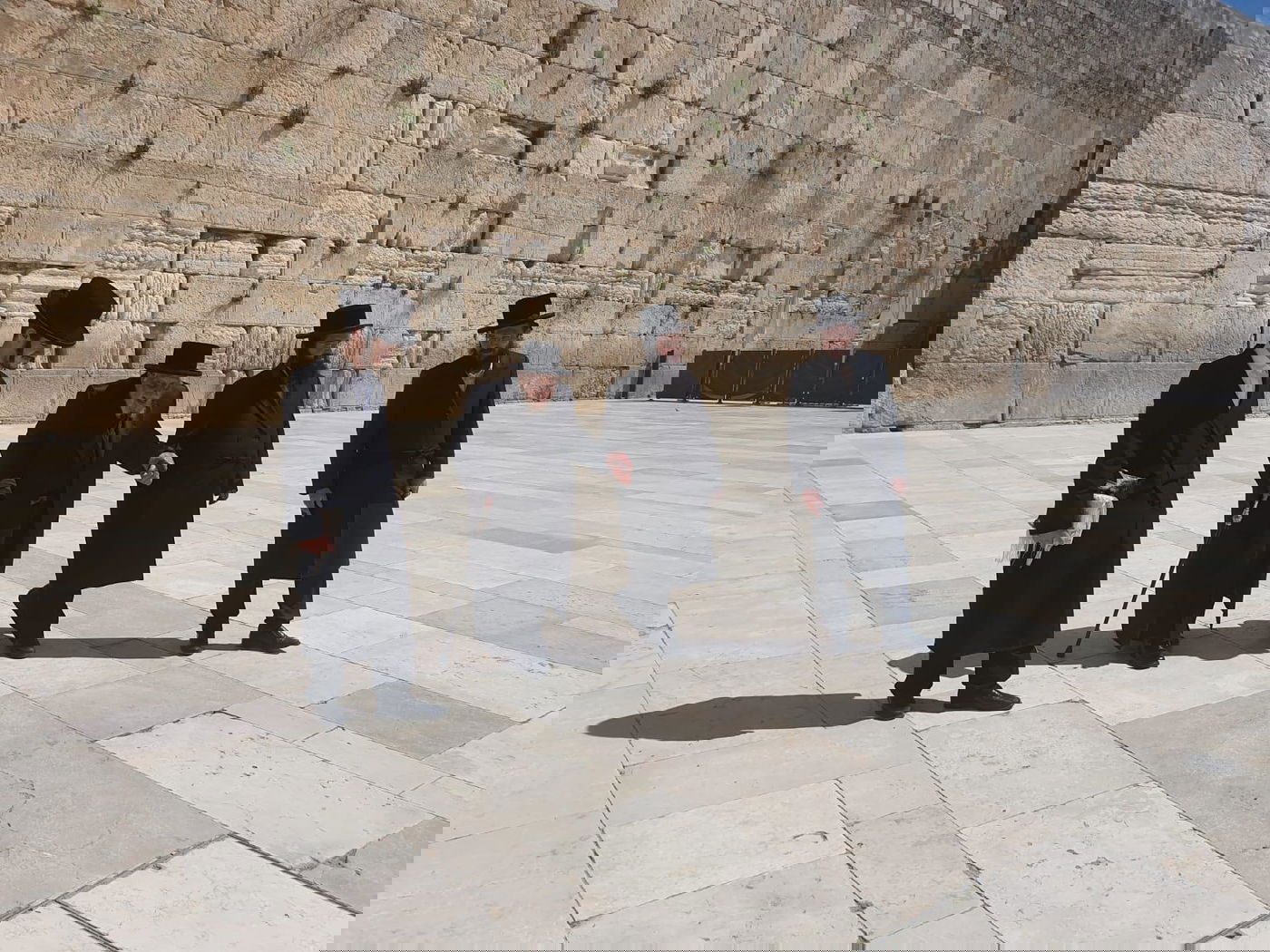 האדמו"ר מקופיטשניץ ברחבת הכותל המערבי