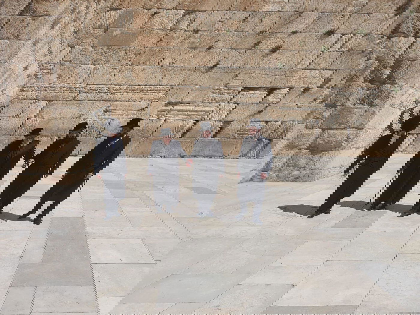 האדמו"ר מקופיטשניץ ברחבת הכותל המערבי