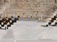 האדמו"ר מקופיטשניץ ברחבת הכותל המערבי