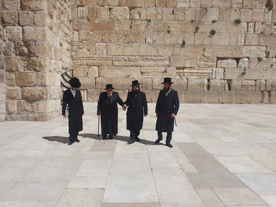 האדמו"ר מקופיטשניץ ברחבת הכותל המערבי