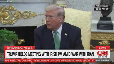 דוברת הבית הלבן מגיבה בזעם למכתב של הבכיר שהתפטר - גם טראמפ הצטרף  