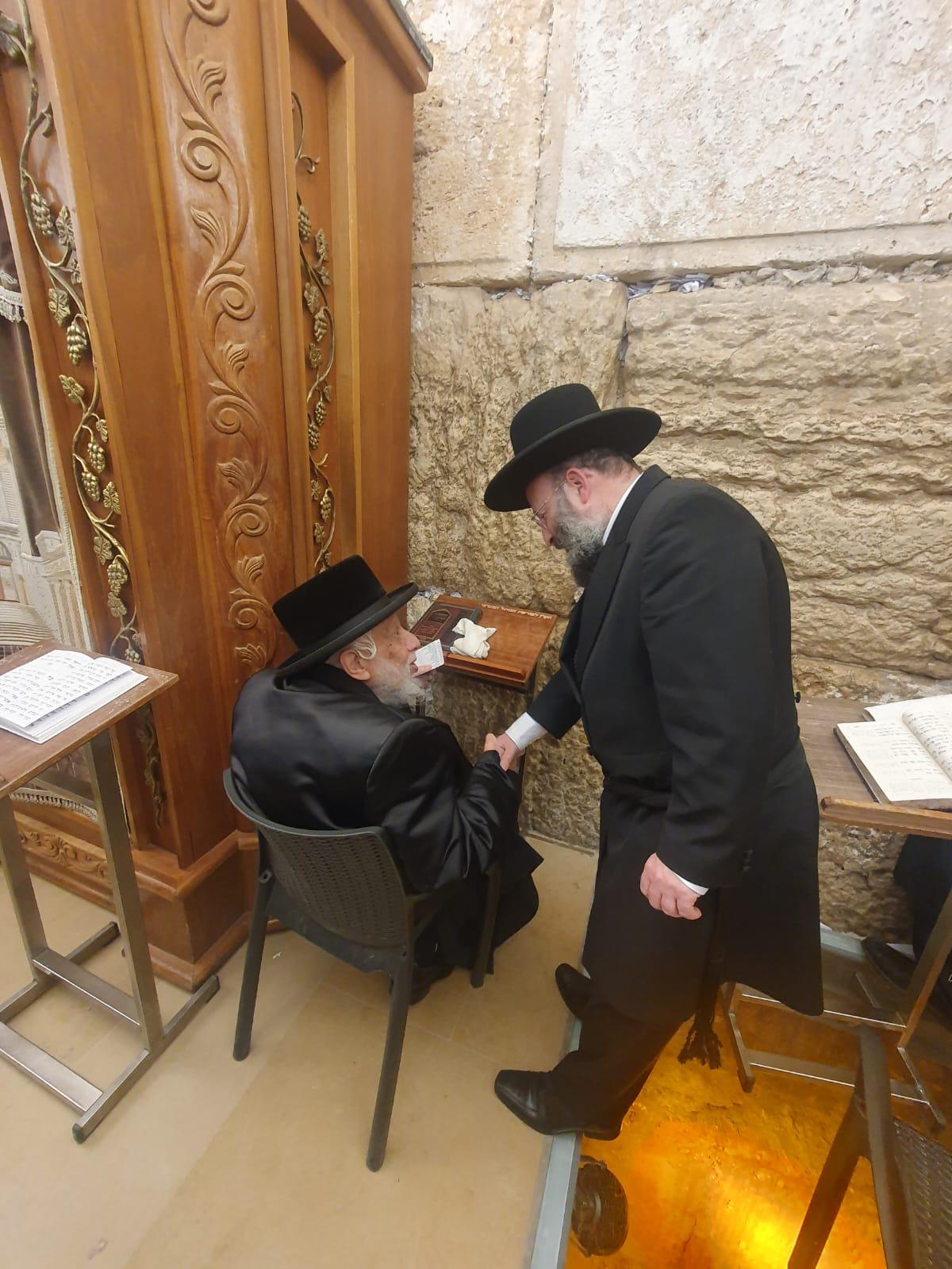 האדמו"ר מקופיטשניץ ברחבת הכותל המערבי