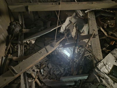 פגיעה ישירה בבית בכרמיאל: תיעודים מהזירה | "אין להתקרב לאזור"