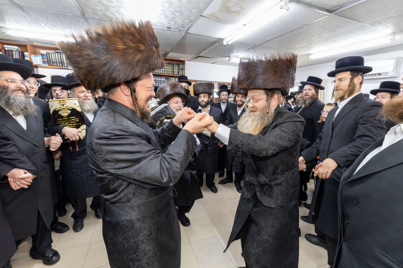 הכנסת ס"ת ושבע ברכות בחצה"ק זוועהיל