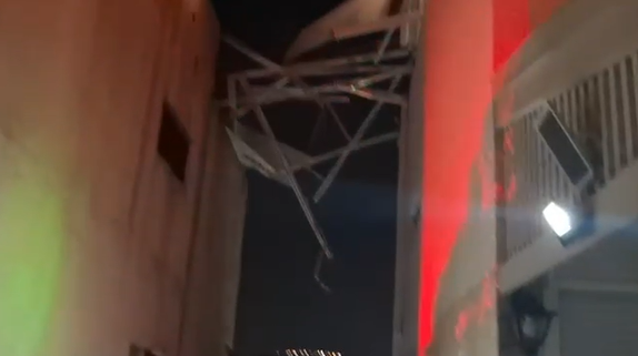 פגיעה ישירה בבית בכרמיאל: תיעודים מהזירה | "אין להתקרב לאזור"