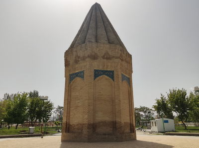 המאוזוליאום בעיר טויסרקאן המיוחס לקבר חבקוק הנביא