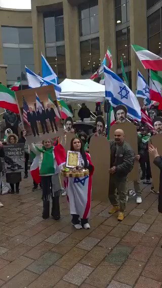 צהלולים לצד דמיות קרטון - ההפגנה בבריטניה