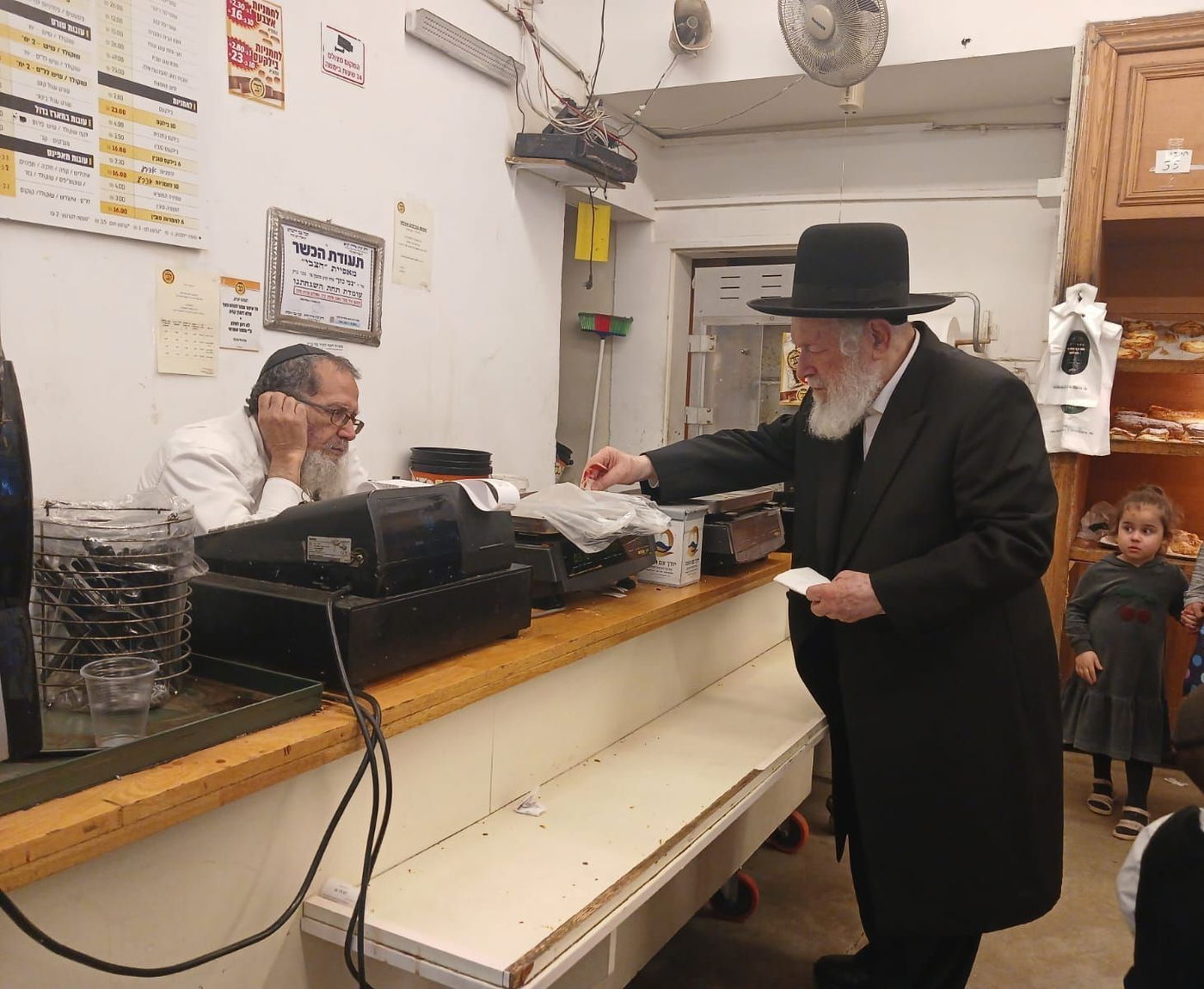 הגר"י זילברשטיין במאפיית הצבי