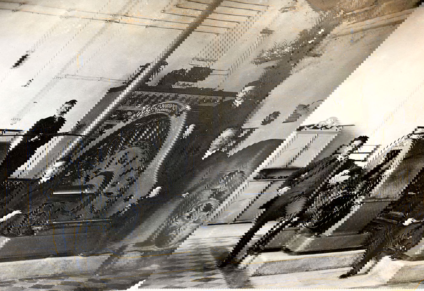 חדר גנרטורים של תחנת כוח ההידרואלקטרית בקרואטיה, 1895.