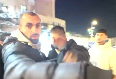 צוות "כיכר השבת" הותקף בידי אספסוף ערבי בשער שכם | צפו בדרמה