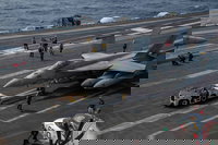 הצי החמישי של ארה"ב בהכנת מטוסי הקרב 