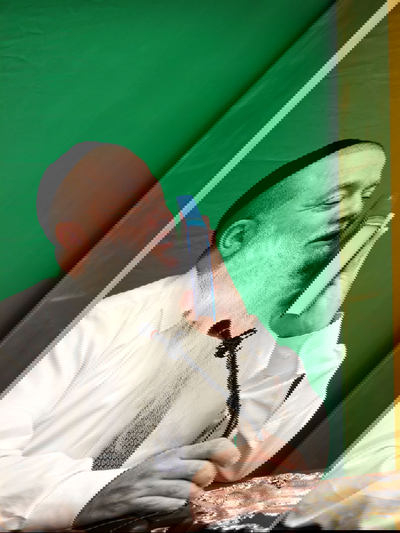 הרב יגאל כהן מקבל את ספרו החדש