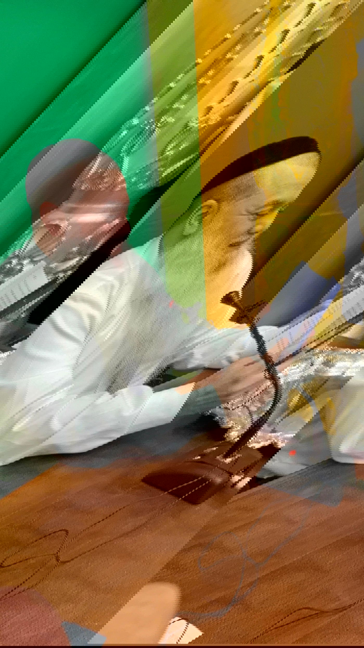 הרב יגאל כהן מקבל את ספרו החדש