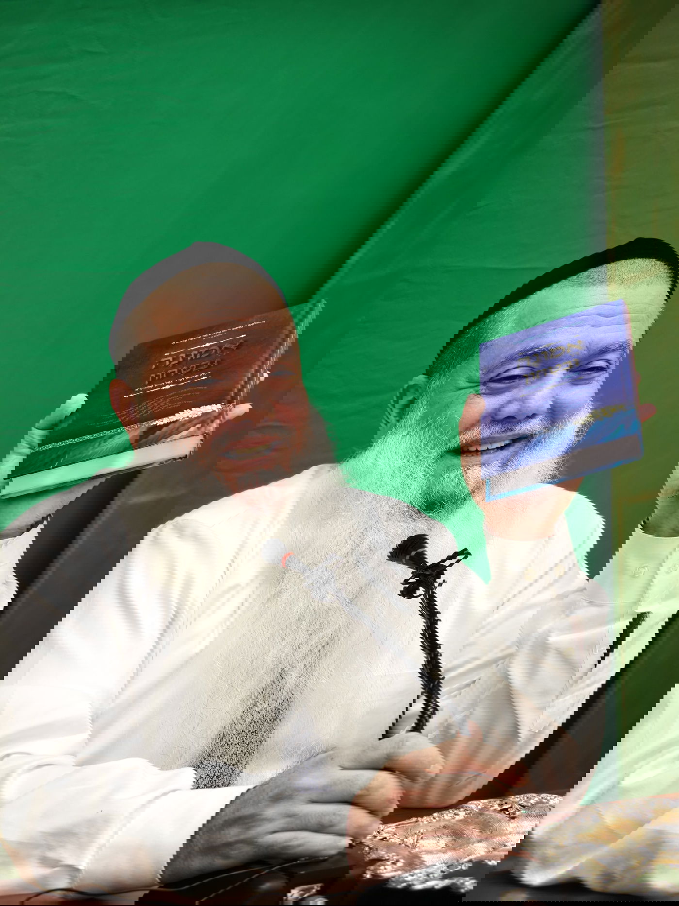 הרב יגאל כהן מקבל את ספרו החדש