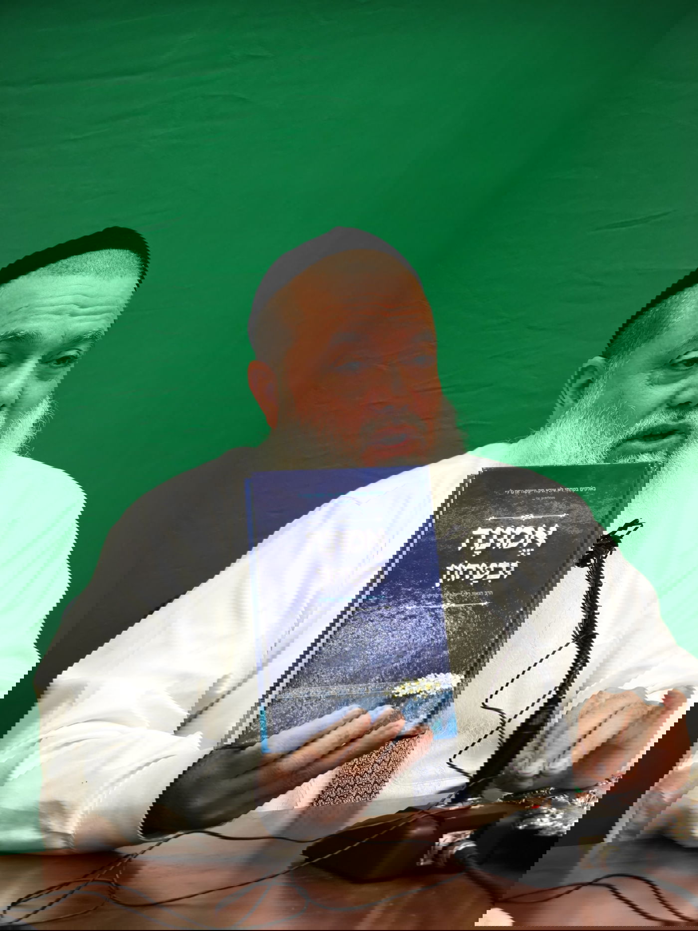 הרב יגאל כהן מקבל את ספרו החדש