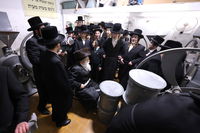 האדמו"ר מנדבורנה ירושלים בטחינת חיטים