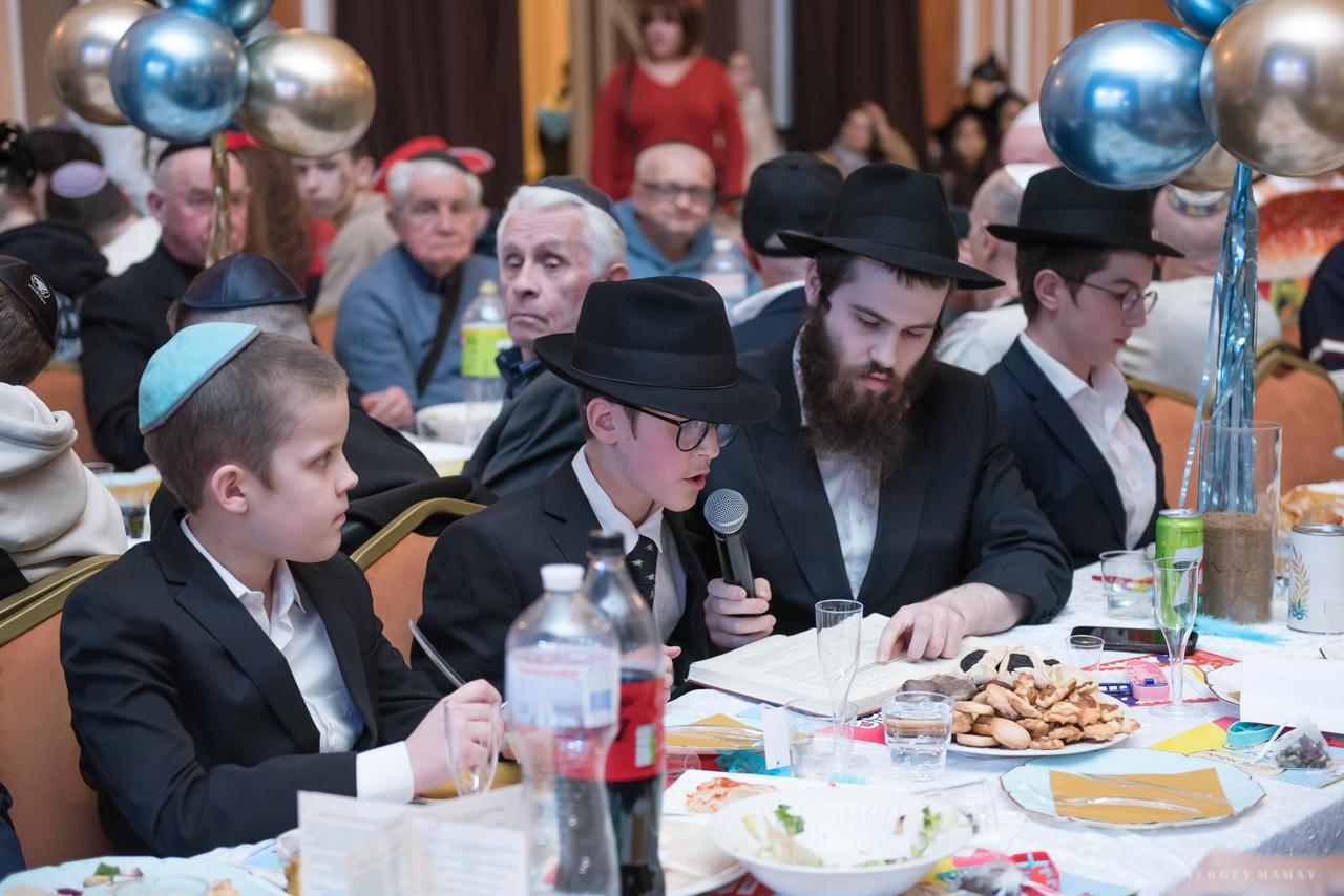 הילד שאומץ בגיל 11 יום חגג בר מצווה מרגשת - וזה מה שעשה בנאום