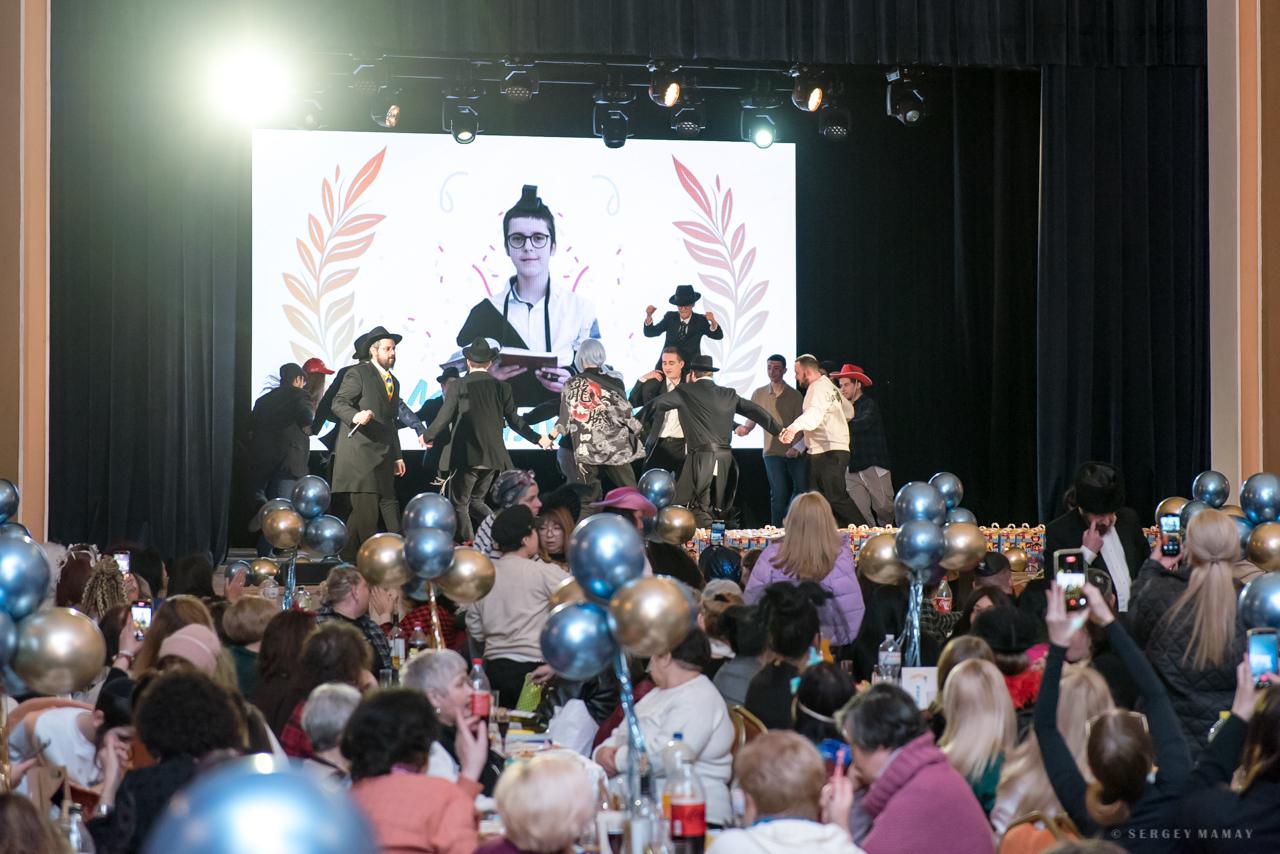 הילד שאומץ בגיל 11 יום חגג בר מצווה מרגשת - וזה מה שעשה בנאום