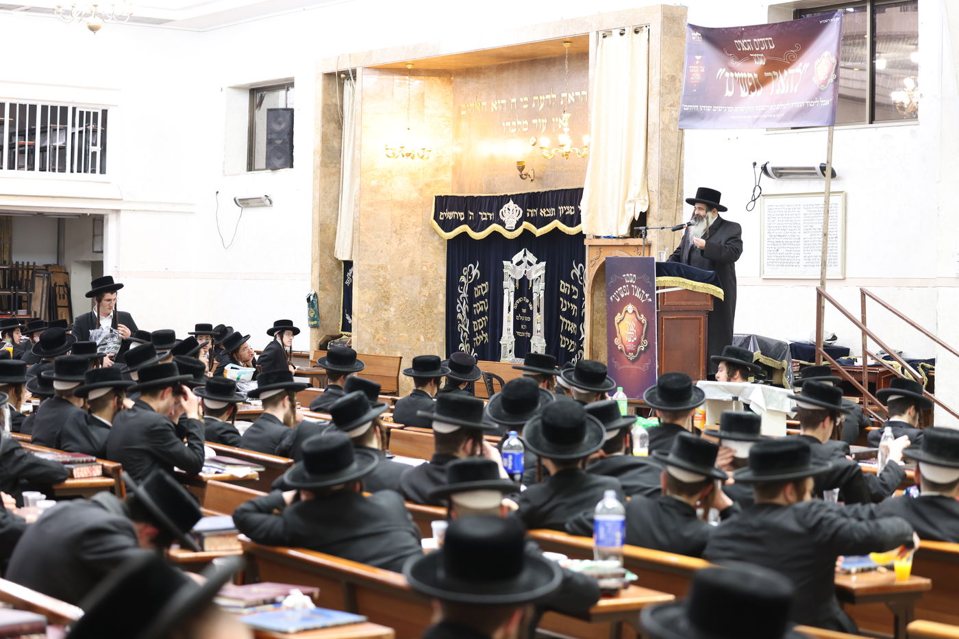 האדמו"ר מזוטשקא בשיחה לבחורי תולדות אהרן