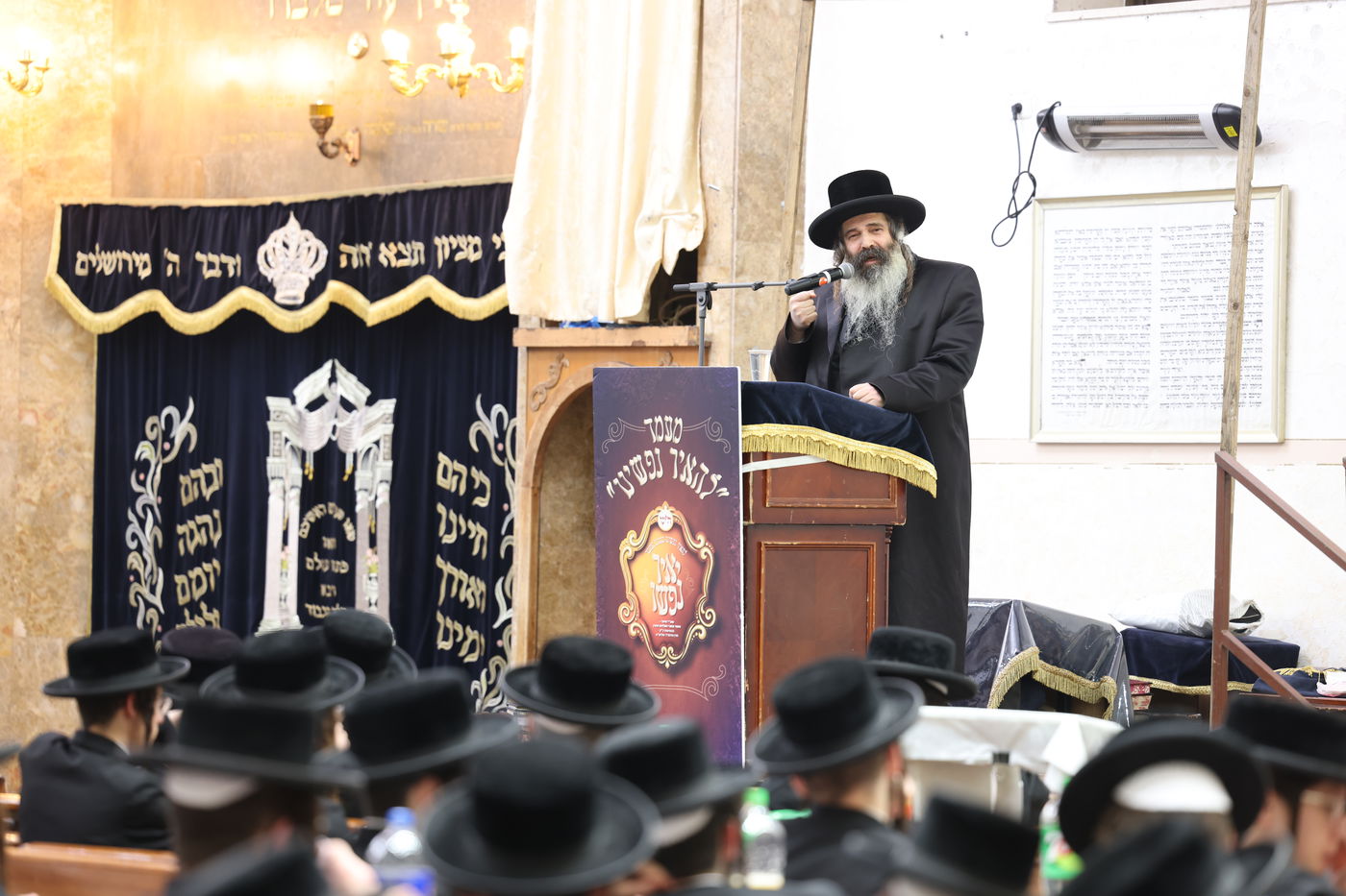 האדמו"ר מזוטשקא בשיחה לבחורי תולדות אהרן