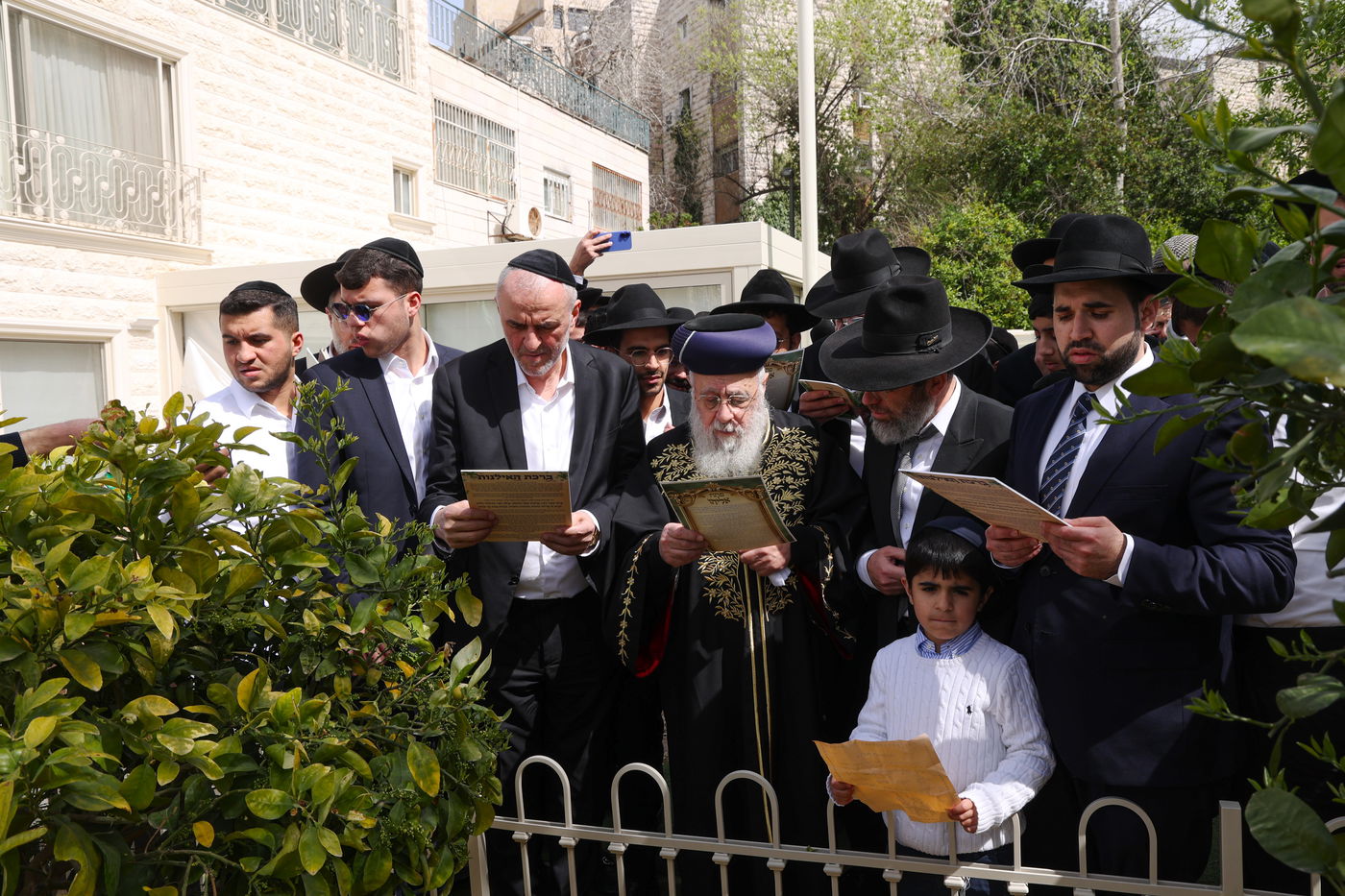 הראשל"צ הגר"י יוסף בברכת האילנות